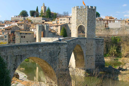 Besalu: Historic center with great architectural value.