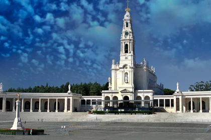 Fatima: The apparition of the Virgin. Visit to the Sanctuary.