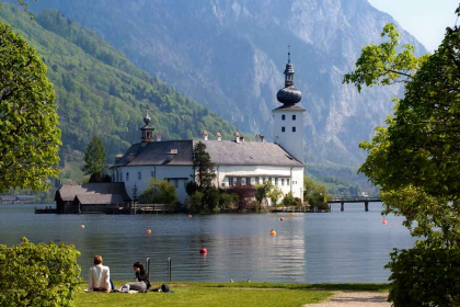 LakeTraunsee: ….Surrounded by mountains.