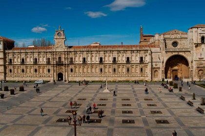 León: A city invented and recreated in the fashion of a real book.