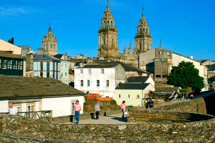 Lugo: Panoramic view, with its walls.