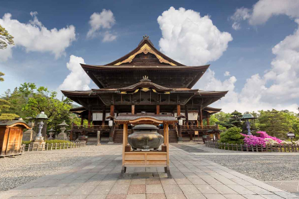 Zenko-ji (Nagano), place of pilgrimage where the first Buddhist image of Japan is found.