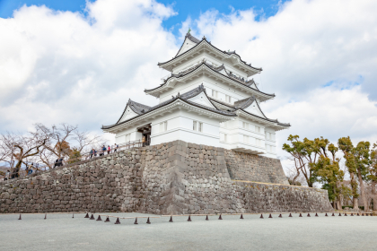 The Odawara Castle Park impresses us with its beautiful architecture.