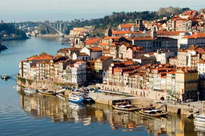 Porto: Its wine rests amidst tiles and balconies. Visit to wineries included.