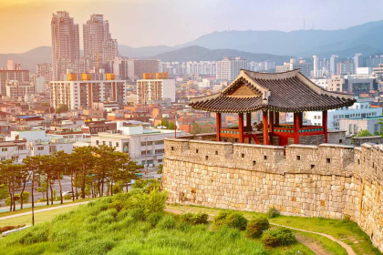 Suwon: We visit the impressive wall with its fortifications and the Hwaseong Haenggung summer palace