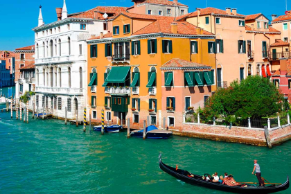 Venice: Gondola trip (optional).